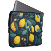 レモンガーデンパターン。黄色い熱帯柑橘類の果実 ラップトップスリーブ (正面右)