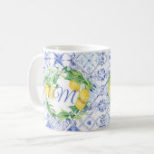 レモングリーンリーリースホワイトフローラブルーモノグラム コーヒーマグカップ (正面左)