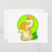 レモンジュースの入ったガラスのコップを持つ蛇 ポストカード (正面/裏面)