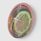 レモンスライス(水の時間で) ラージ壁時計 (傾斜)