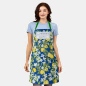 レモンズホワイト花模様&モノグラムオン深いブルー  エプロン (着用した状態)