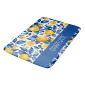 レモンパターントロピカルフルーツイエロー名前をカスタムする バスマット (アングル)