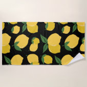 レモンパターンレトロフルーツイエローオンブラック ビーチタオル (正面)