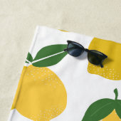 レモンパターンレトロフルーツイエローオンホワイト ビーチタオル (インサイチュ)