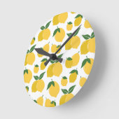 レモンパターンレトロフルーツイエローオンホワイト ラウンド壁時計 (傾斜)