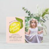 レモンピンク淡い色のレモネードガールフォト誕生日 招待状 (スタンド正面)