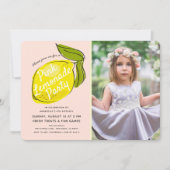レモンピンク淡い色のレモネードガールフォト誕生日 招待状 (正面)