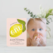 レモンベビーピンクフォト1st誕生日招待状 招待状 (スタンド正面)