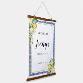 レモンボタニカルブルータイルブライダルシャワーウェルカム 吊り下げ型タペストリー (傾斜あり)