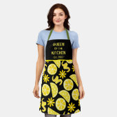 レモン柑橘類レモネデシェフかわいいイエローブラック エプロン (着用した状態)