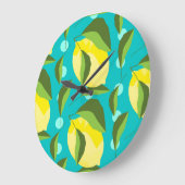 レモン水玉模様：青い背景。 ラージ壁時計 (傾斜)