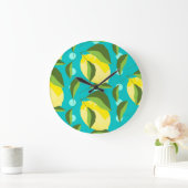 レモン水玉模様：青い背景。 ラージ壁時計 (ホーム)