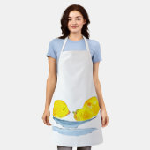 レモン黄色のフルーツウォーター色 エプロン (着用した状態)