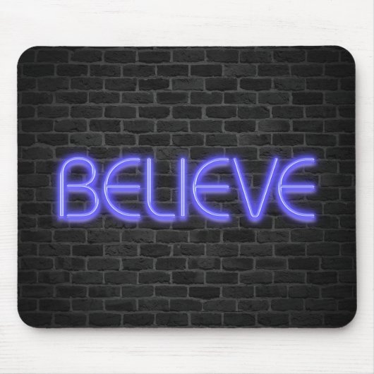レンガにネオンで"Believe"の文字 マウスパッド (正面)