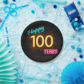 レンガの壁にネオンで100と表示 ペーパープレート (パーティー)