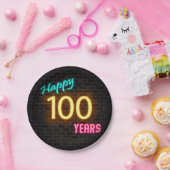 レンガの壁にネオンで100と表示 ペーパープレート (パーティー)