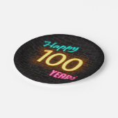 レンガの壁にネオンで100と表示 ペーパープレート (アングル)