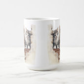 レンガの壁に可愛らしいフワフワの子猫 コーヒーマグカップ (中央)