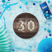 レンガの壁に設置された30歳の誕生日用マーキーのサイン ペーパープレート (パーティー)
