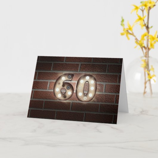 レンガの壁に設置された60歳の誕生日を祝うマーキーライトのサイン カード (黄色い花)