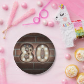 レンガの壁に設置された80歳の誕生日を祝う電飾看板 ペーパープレート (パーティー)