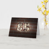レンガの壁に設置した85歳の誕生日を祝う電飾看板 カード (黄色い花)
