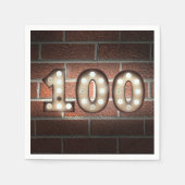 レンガの壁に100th誕生日マーキーサイン スタンダードカクテルナプキン (正面)