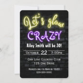 レンガの壁に30歳の誕生日ネオングローサイン 招待状 (正面)