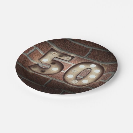 レンガの壁に50th誕生日マーキーサイン ペーパープレート (アングル)