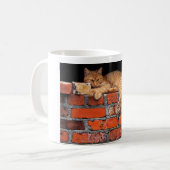 レンガの壁の上の猫 コーヒーマグカップ (正面左)