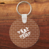 レンガの壁 – テキスト/モットー/名前を追加 キーホルダー (正面)