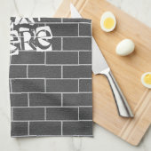 レンガの壁 – 特別な文字を追加/追加 キッチンタオル (四つ折り)
