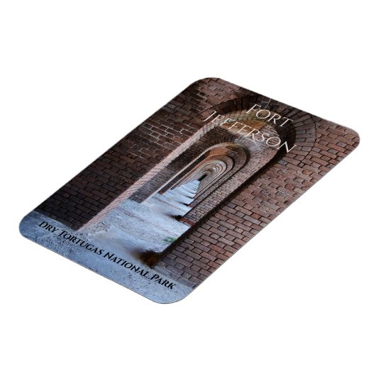 レンガの歩道アーチ、フォートジェファーソン、ドライトルトゥガス マグネット (左側)