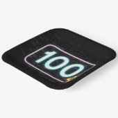 レンガ上の100歳の誕生日のネオンサイン ペーパープレート (傾斜あり)