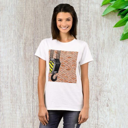 レンガ壁と産業用クレーン鉤 Tシャツ