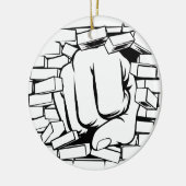 レンガ壁を通って打つ握りこぶし セラミックオーナメント (左)