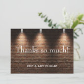 レンガ壁スポットライト結婚のパーソナライズされた数 サンキューカード (スタンド正面)