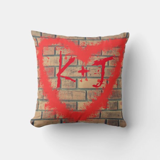 レンガ壁及び落書きのハートのカスタムの装飾用クッション クッション (正面)