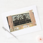 レンガ造りの家の窓とガラスの割れ 長方形シール (封筒)