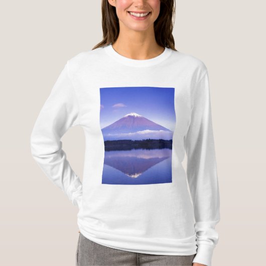 レンズ雲と富士山 本栖湖、 Tシャツ (正面)