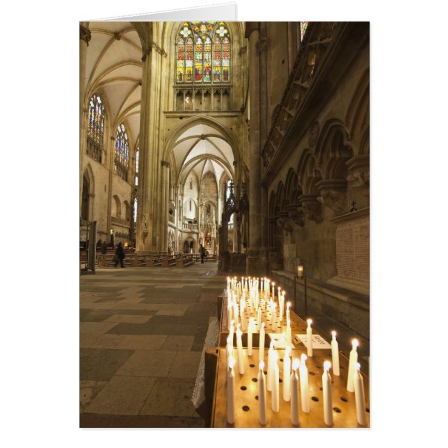 レーゲンスブルクにある聖ペテロ大聖堂のインテリア (正面)