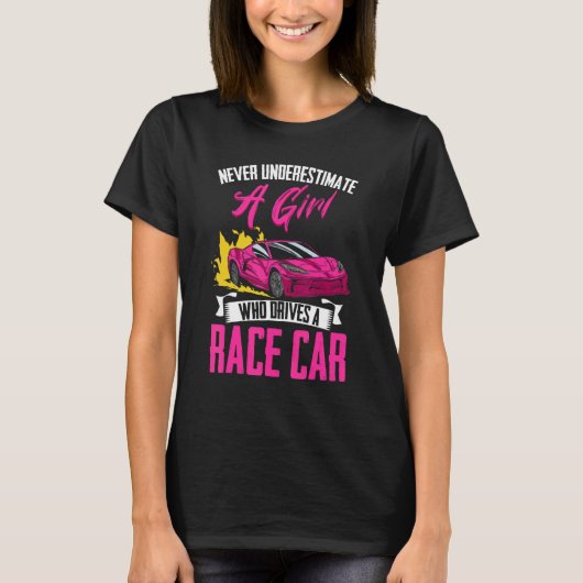レーサーの女子カーレースを決して過小評価しない Tシャツ (正面)