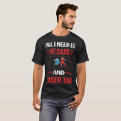 レーザータグが好きな人のための面白いイエス・キリストデザイン Tシャツ (正面フル)