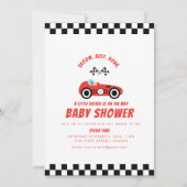 レーシングカーの赤ちゃんシャワーの途中にある小さなレーサー 招待状 (正面)