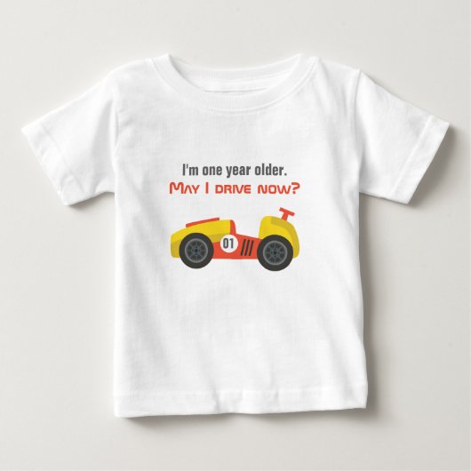 レーシングカー、誕生日の男の子、運転できる年齢になりました ベビーTシャツ (正面)