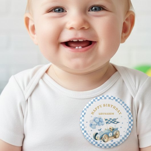 レーシングカー 青いチェック柄の旗 男の子の1歳の誕生日 缶バッジ
