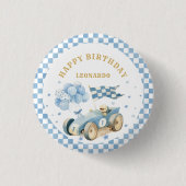 レーシングカー 青いチェック柄の旗 男の子の1歳の誕生日 缶バッジ (正面)