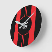 レーシングレッドダブルストライプスポーツスカスタムポーツ ラウンド壁時計 (傾斜)