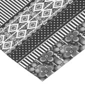 レースとパッチワークの白黒パターン ショートテーブルランナー (コーナー)