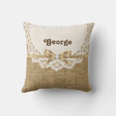 レースとリネンのナチュラルバーラップで白いドリー クッション (裏面)